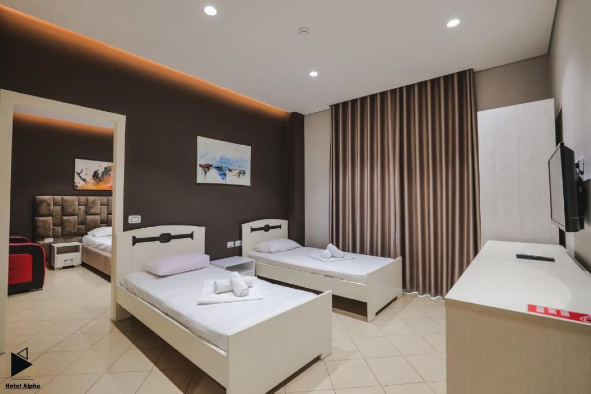 Alpha Hotel-Cetvorokrevetna soba.jpg