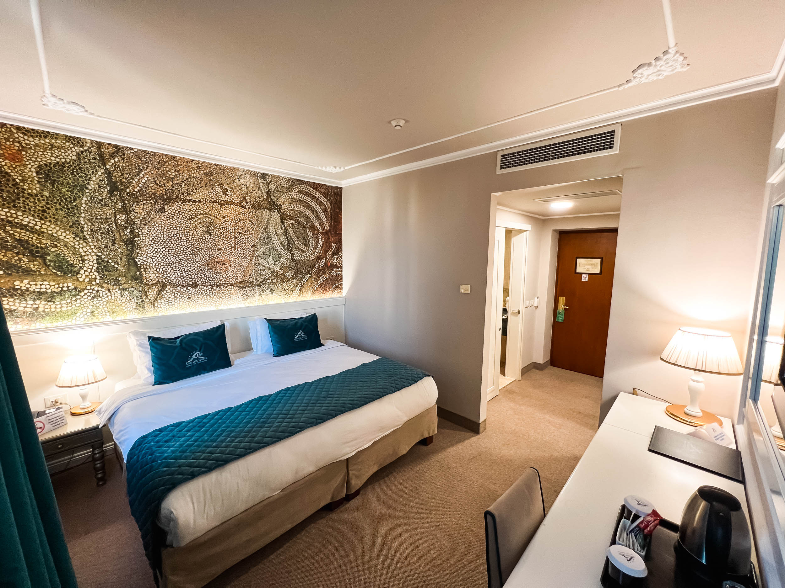Hotel Adriatik-Standardna soba pogled bazen.jpg