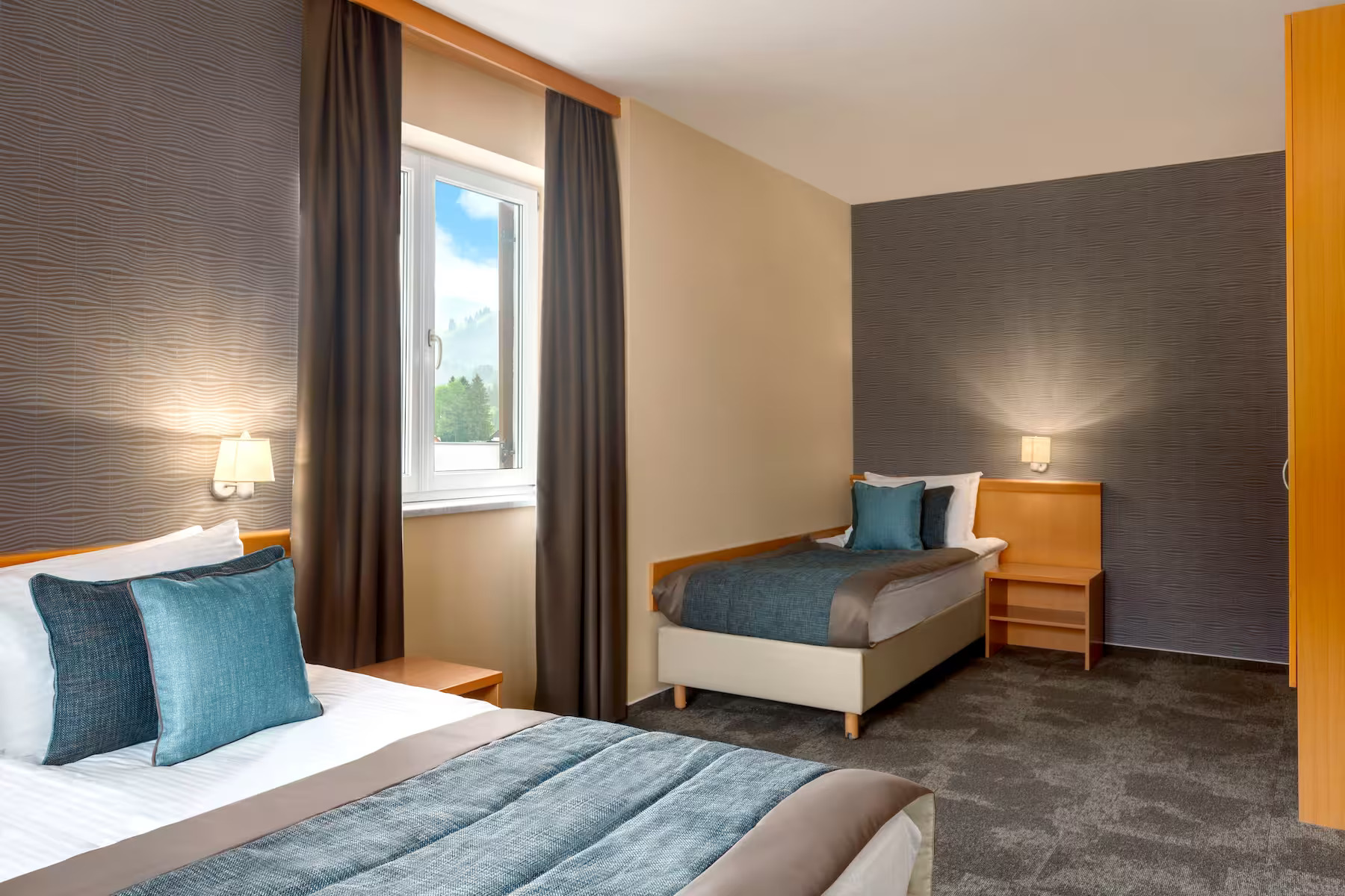Ramada Resort by Wyndham Kranjska Gora-Trokrevetna soba.jpg