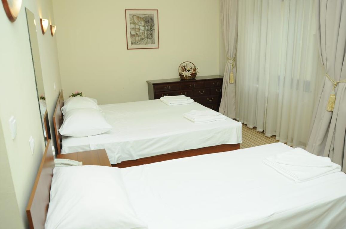 Hotel Epinal-Trokrevetna soba.jpg