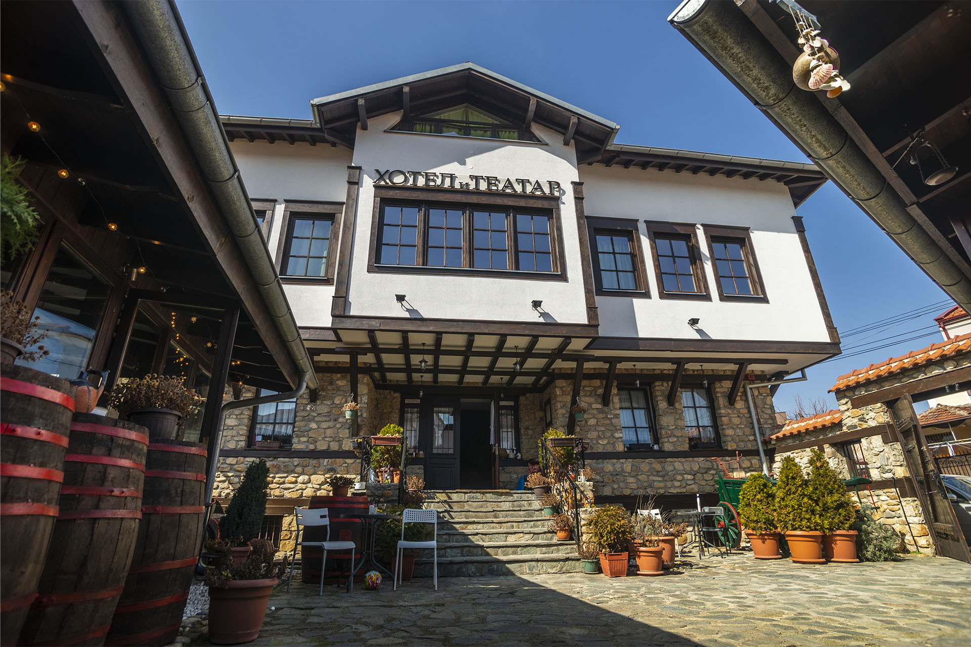 Hotel Theatar.jpg