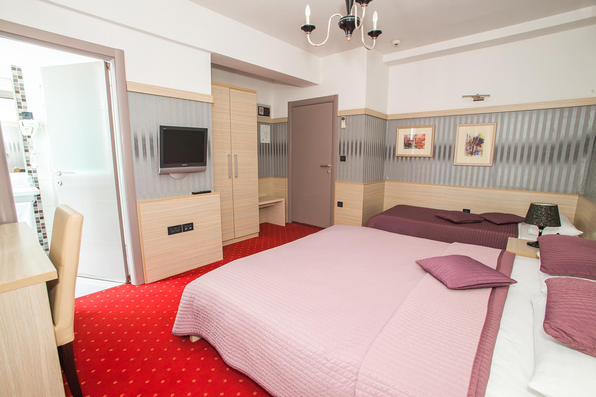 Hotel Galija trokrevtena soba.jpg