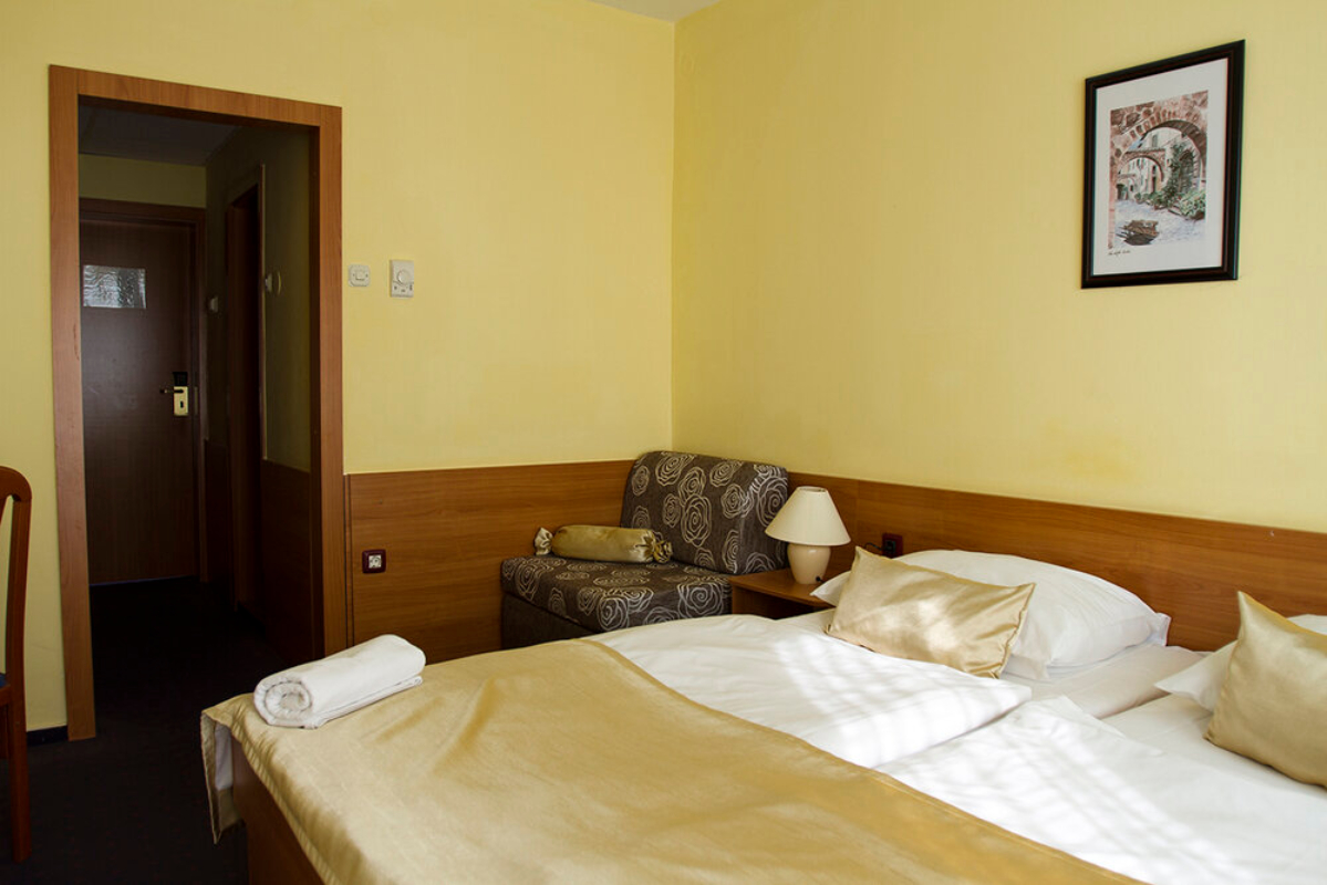Hotel Pula dvokrevetna soba.jpg