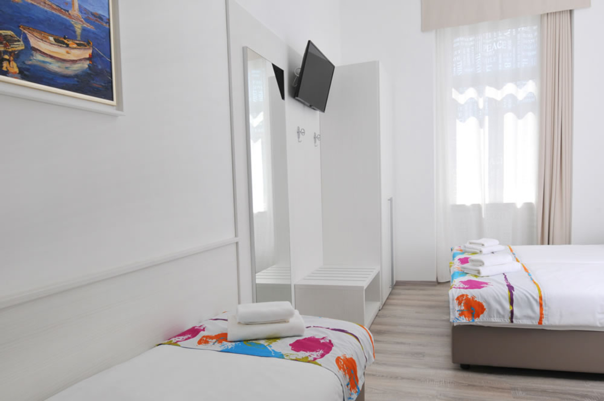 Boutique Hostel Joyce trokrevetna soba.jpg