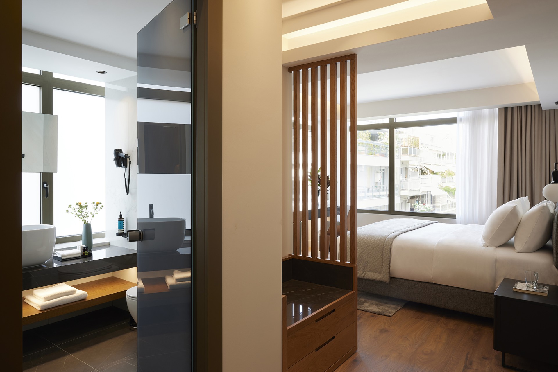 Taight-Hotel-executive-bračni krevet-kupatilo.jpg