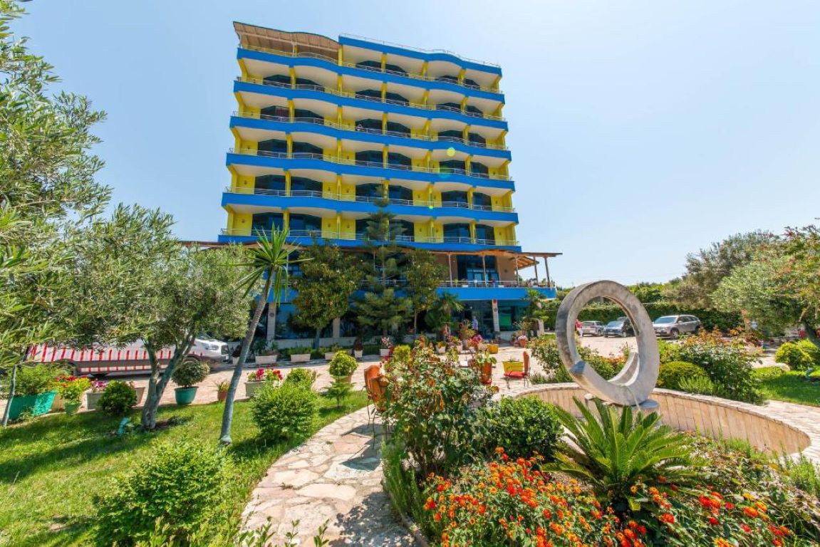 Hotel Bahamas-Hotel spolja.jpg