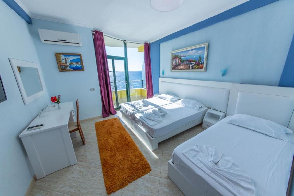 Hotel Bahamas-Trokrevetna soba.jpg