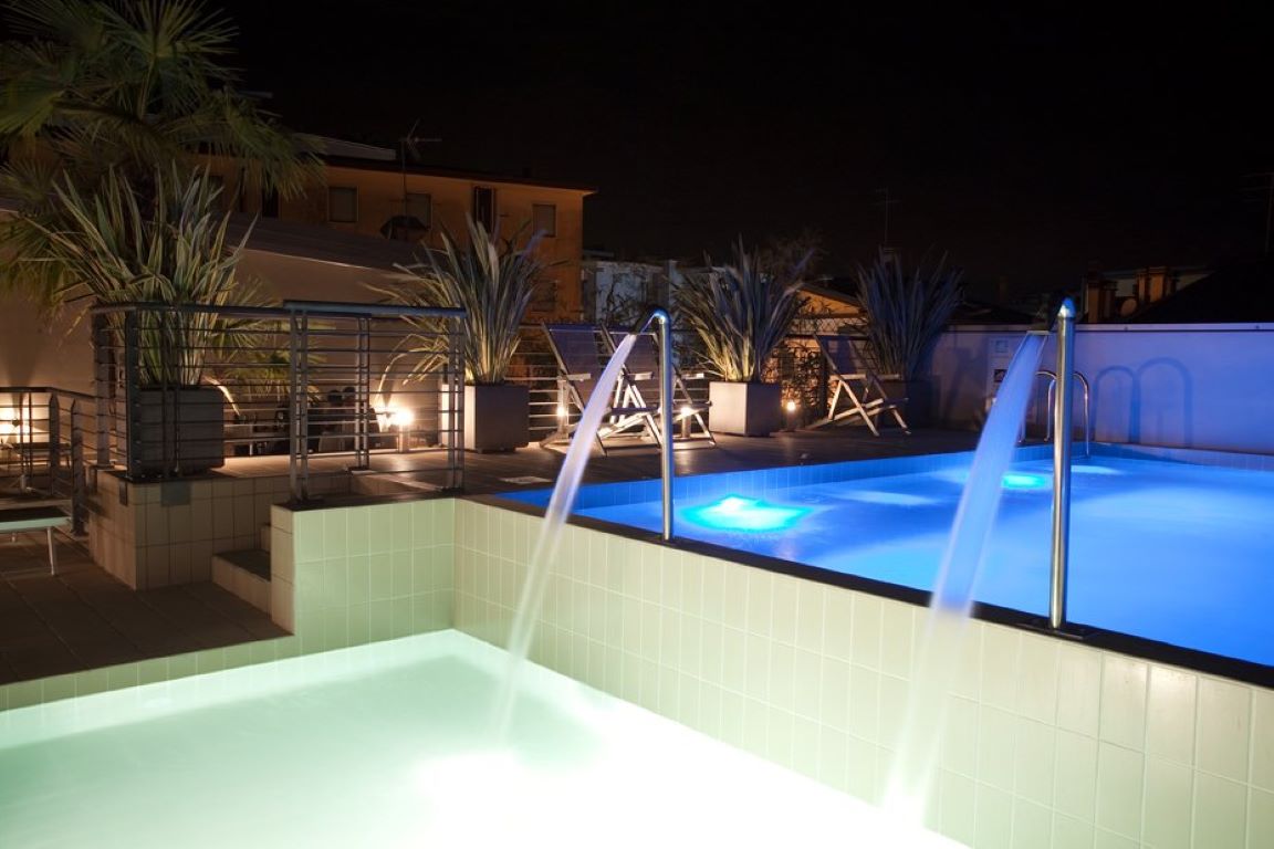 Hotel Eden-Bazen nocu.jpg