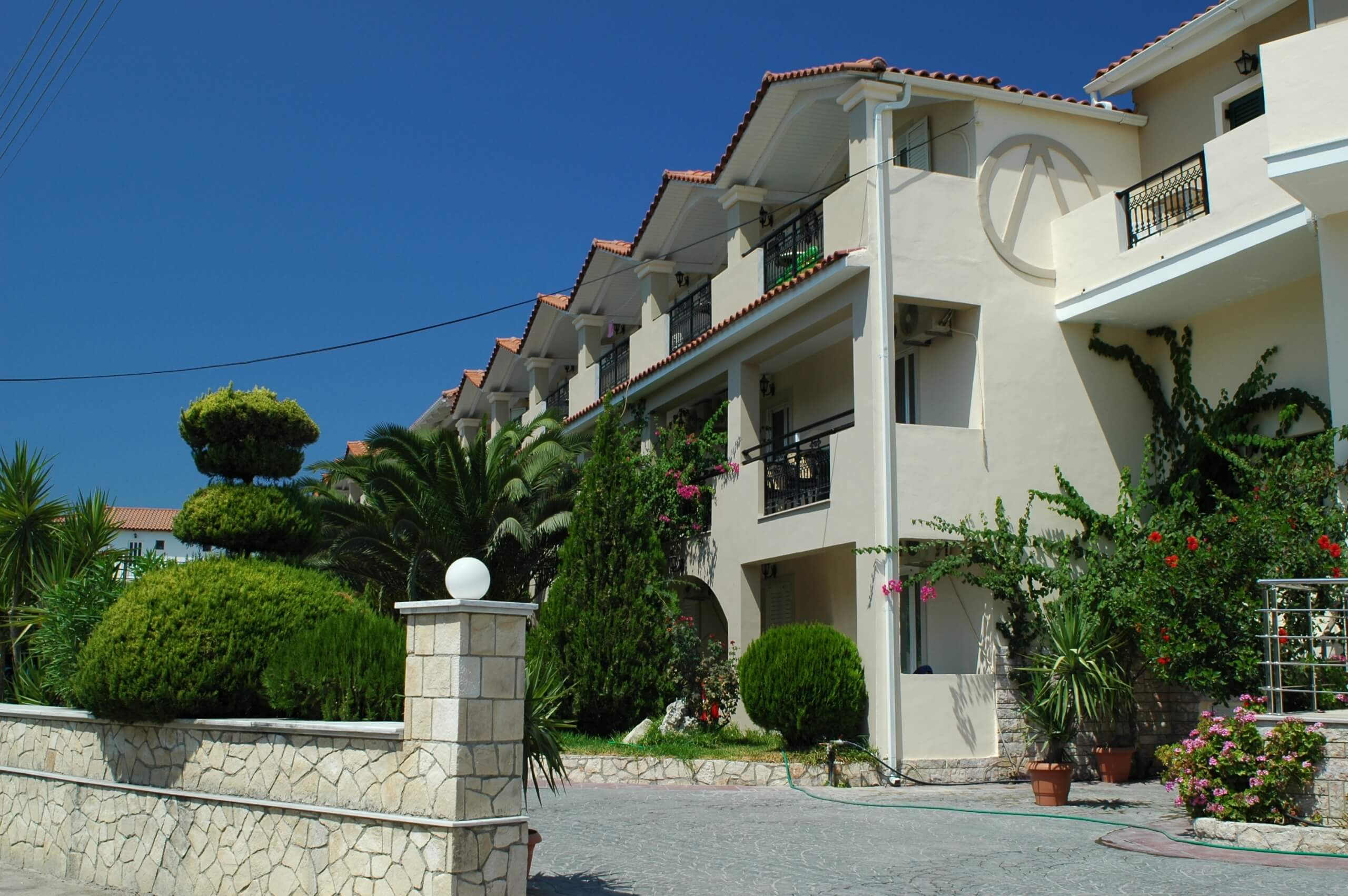 Hotel Letsos-Prilaz hotelu.jpg