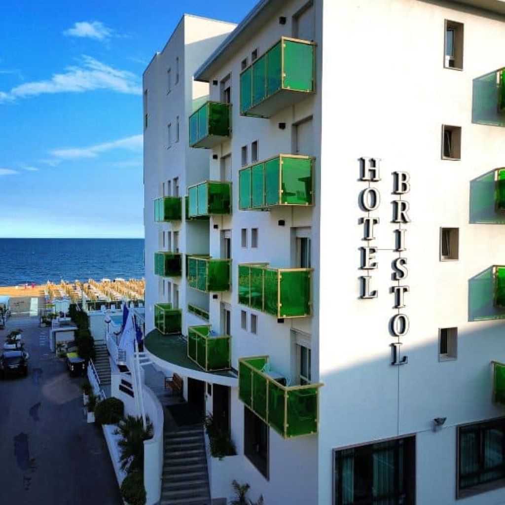 Hotel Bristol-Hotel spolja.jpg