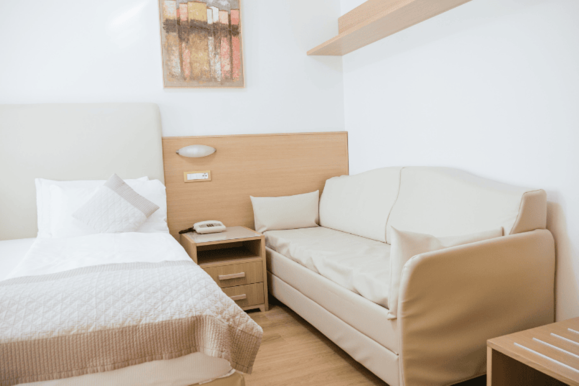 Hotel Bristol-Junior suite laternalni pogled more.png