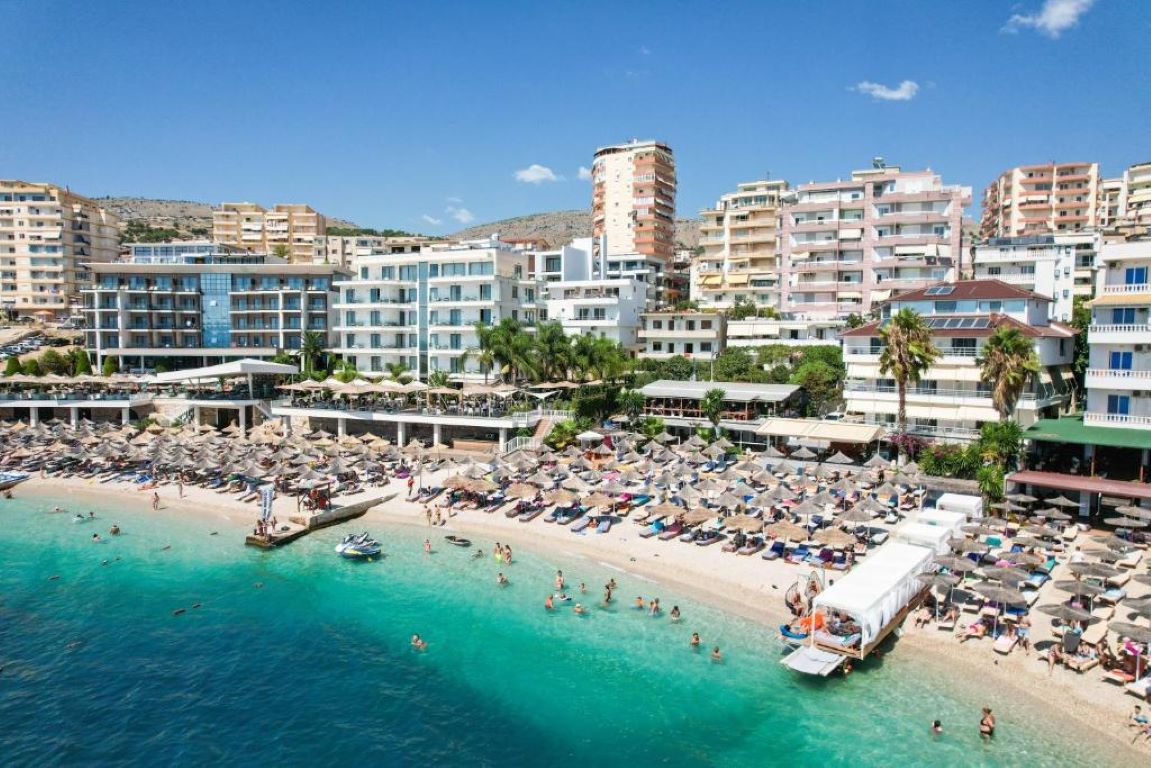 Vila Era Beach-Panorama hotela.jpg