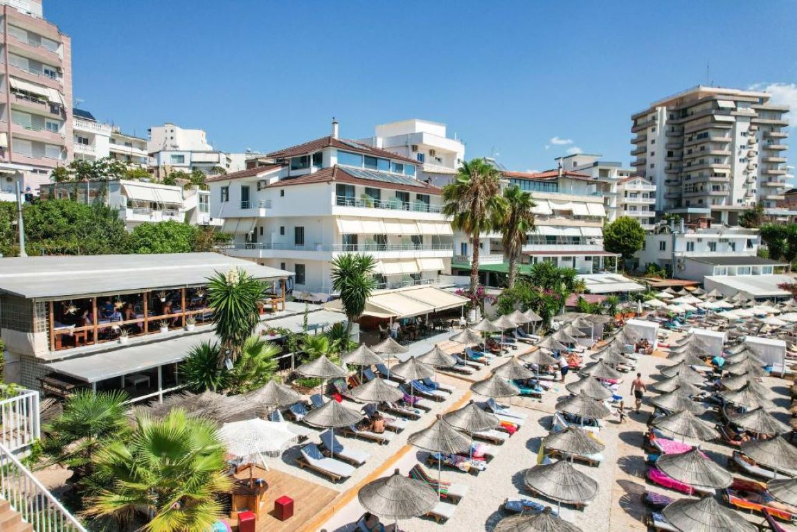 Vila Era Beach-Plaza.jpg