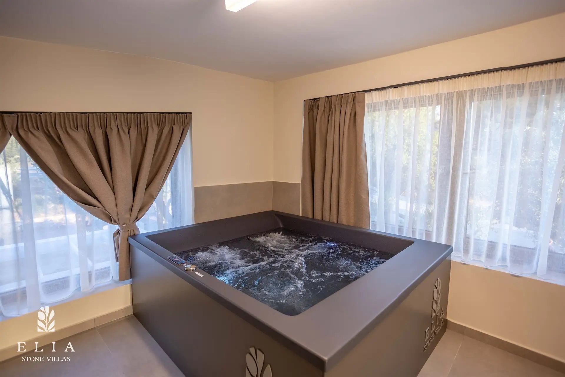 ELia Stone Villas-Deluxe vila djakuzi.jpg
