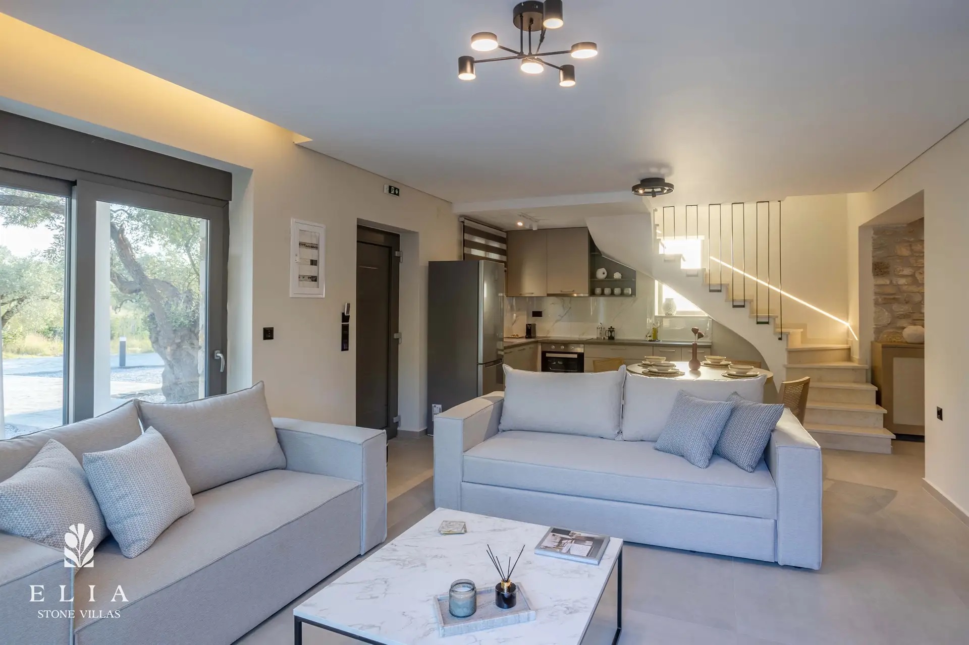 Elia Stone Villas-Deluxe vila dnevna soba.jpg
