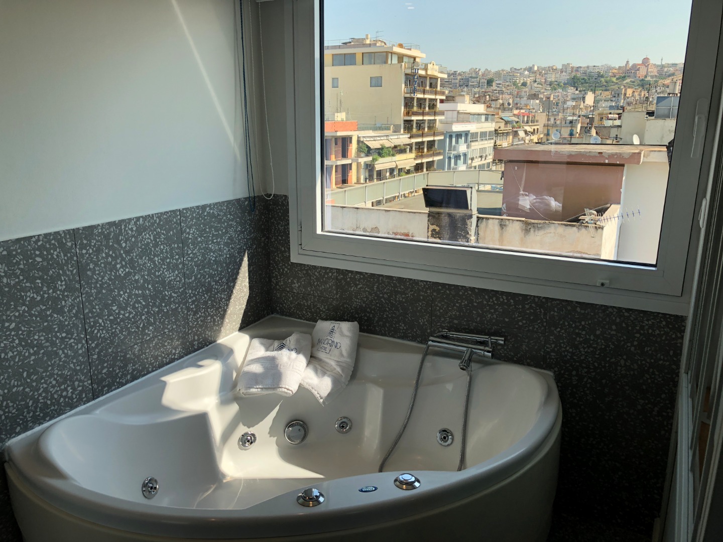Madrino-hotel-apartman-solun-hidromasažna kada.jpg