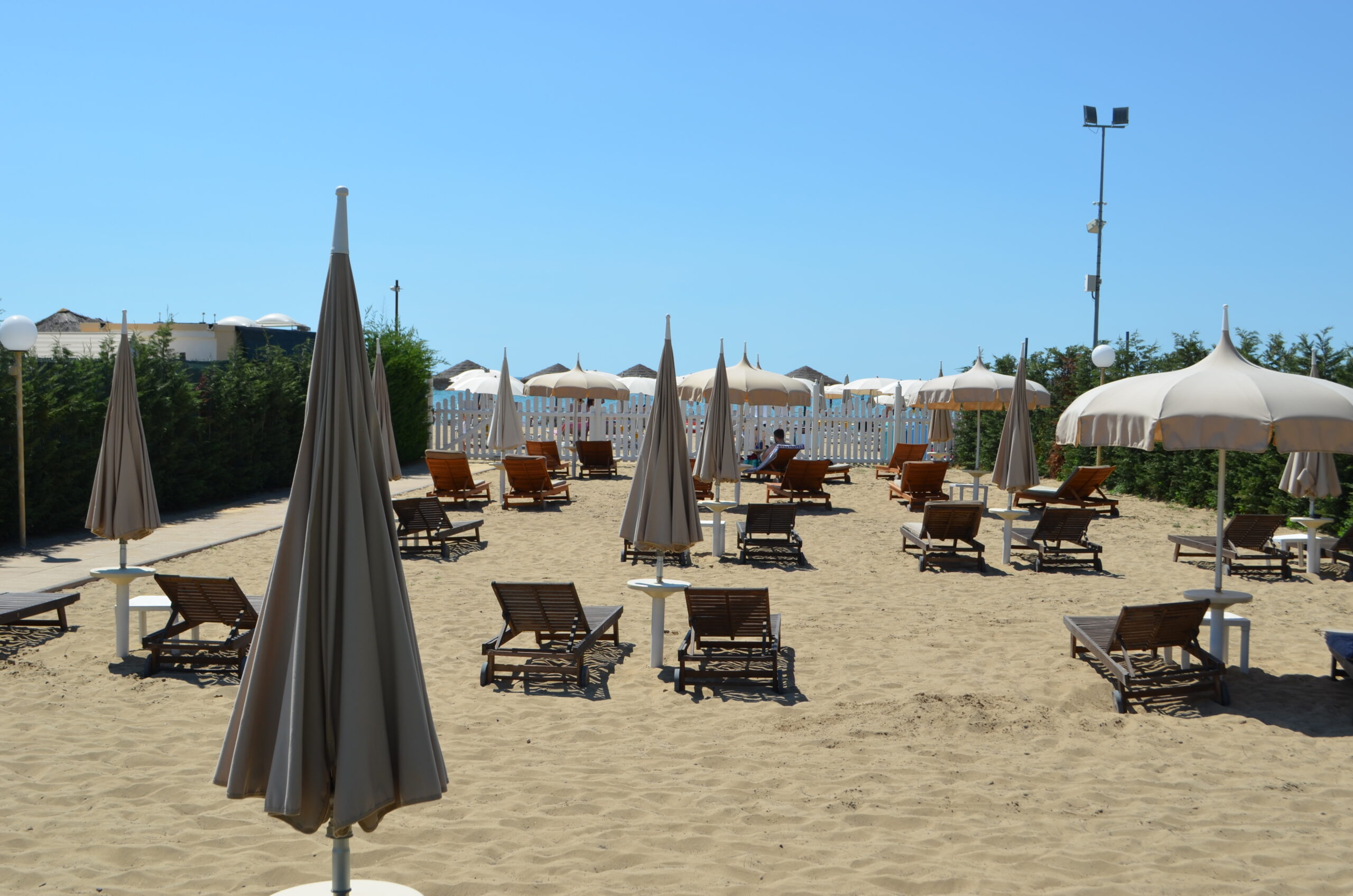 Hotel & Resort Gallini-Prostor izmedju bazena i plaze.jpg