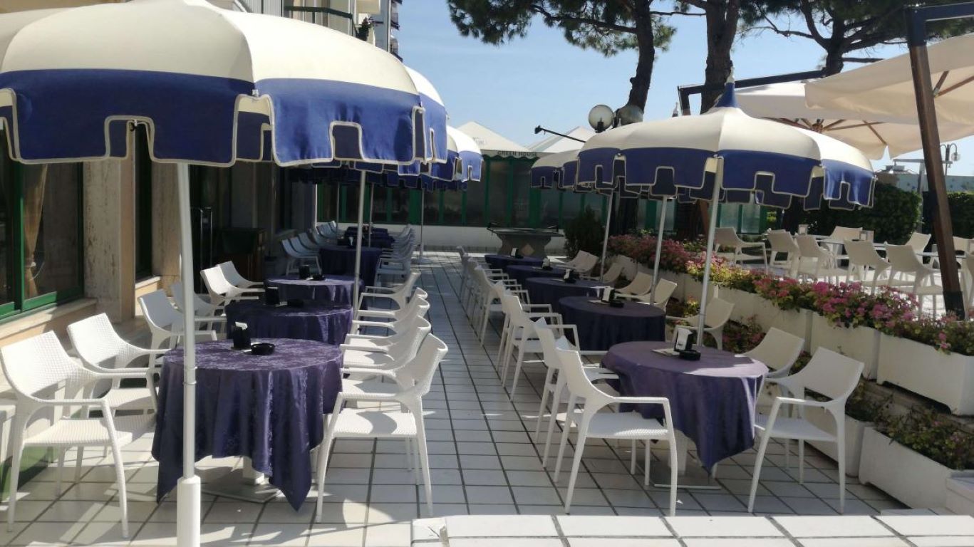 Florida Hotel-Bar pored bazena.jpg