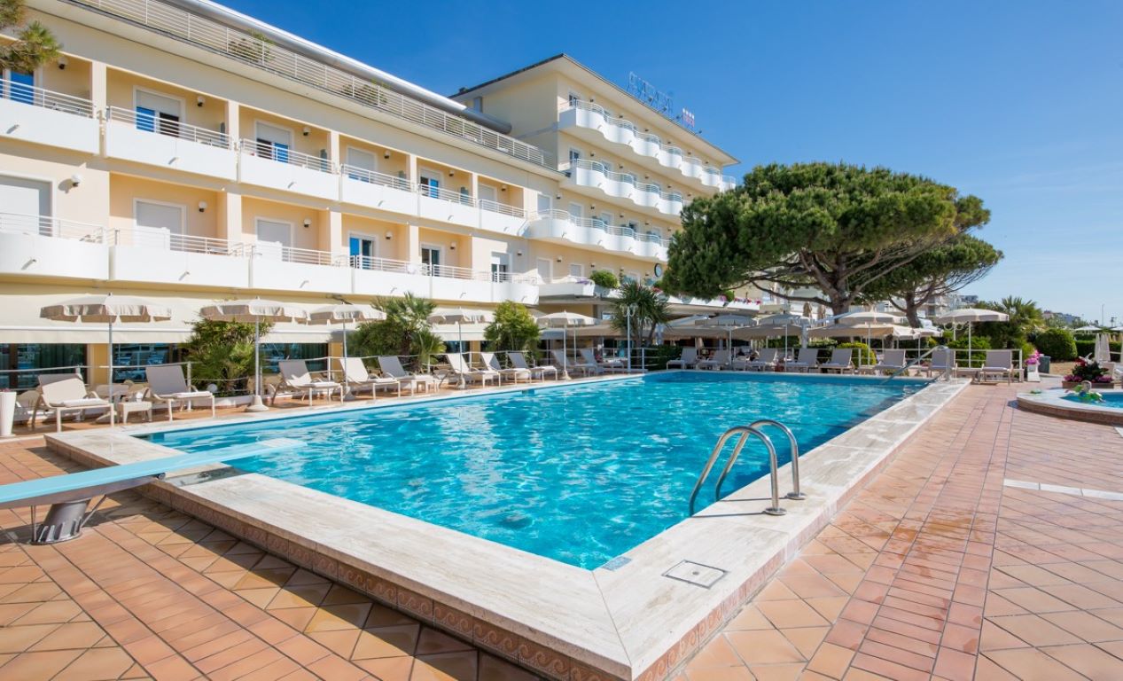 Aurora Hotel-Hotel spolja.jpg