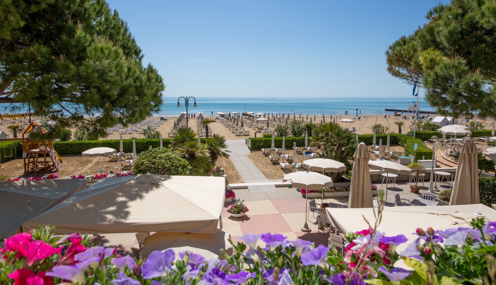 Aurora Hotel-Izlaz na plazu.jpg