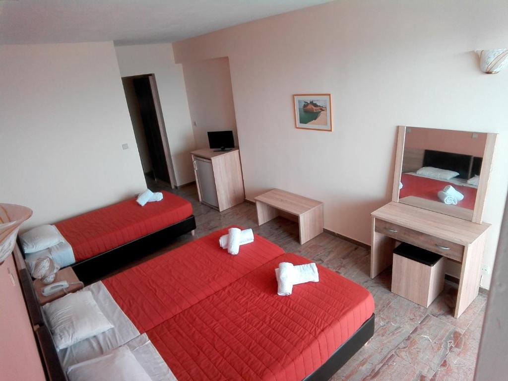 Corfu-Maris-Bellos-Hotel-sto-ogledalo.jpg