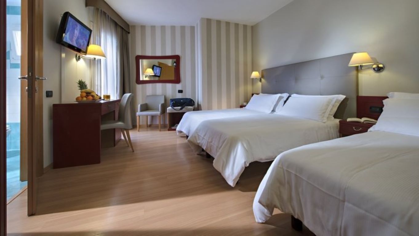 Hotel Orient & Pacific-Trokrevetna soba.jpg