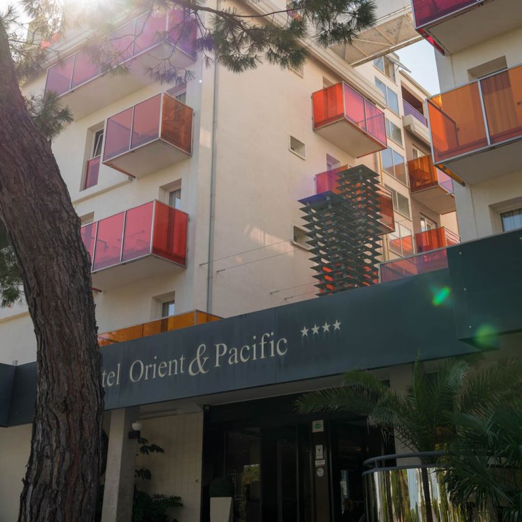 Hotel Orient & Pacific-Ulaz u hotel.jpg