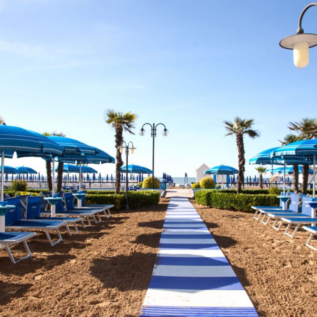 Regent's Hotel-Plaza.jpg