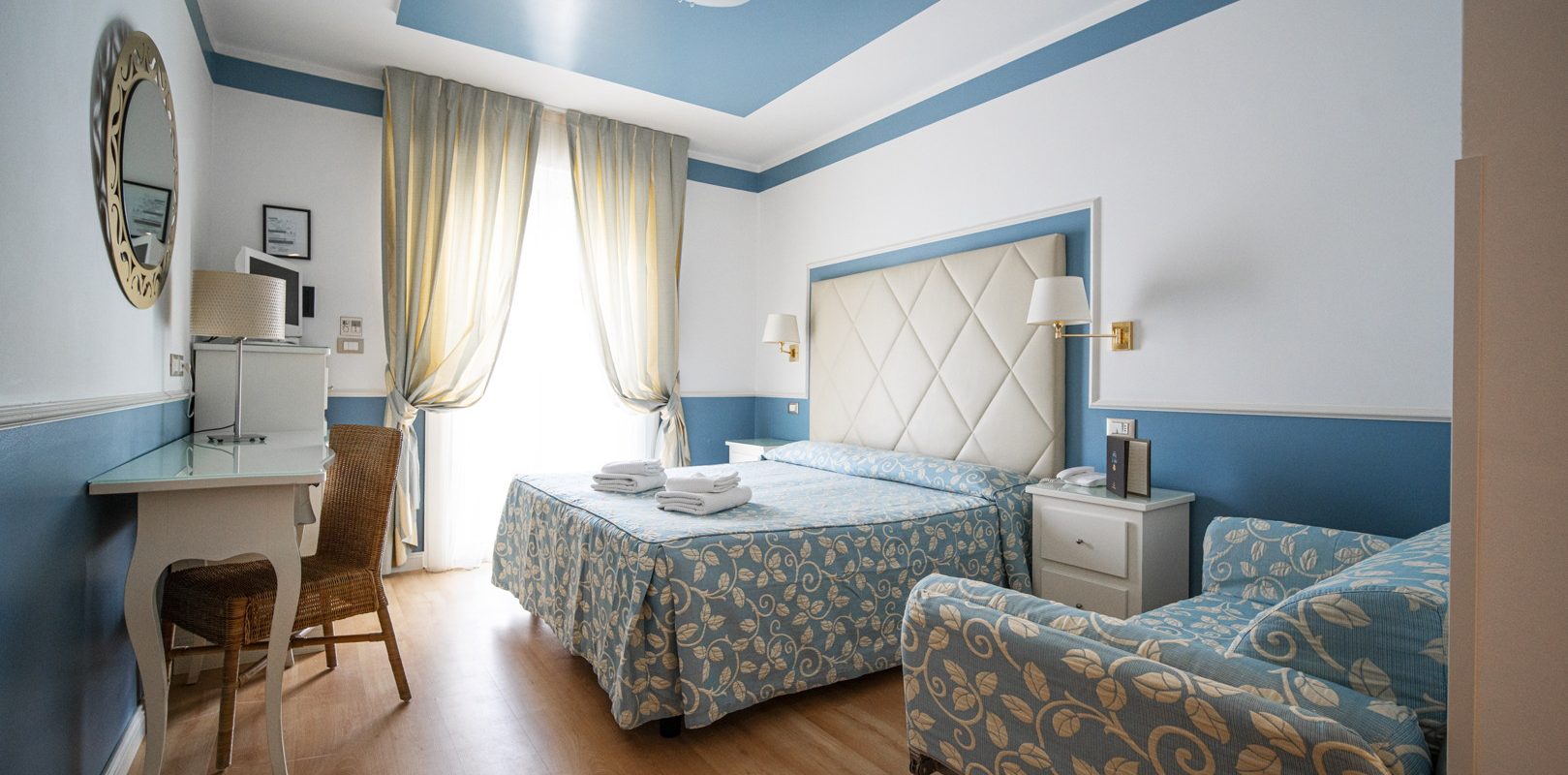 Hotel Le Soleil-Comfort soba delimičan pogled more.jpg