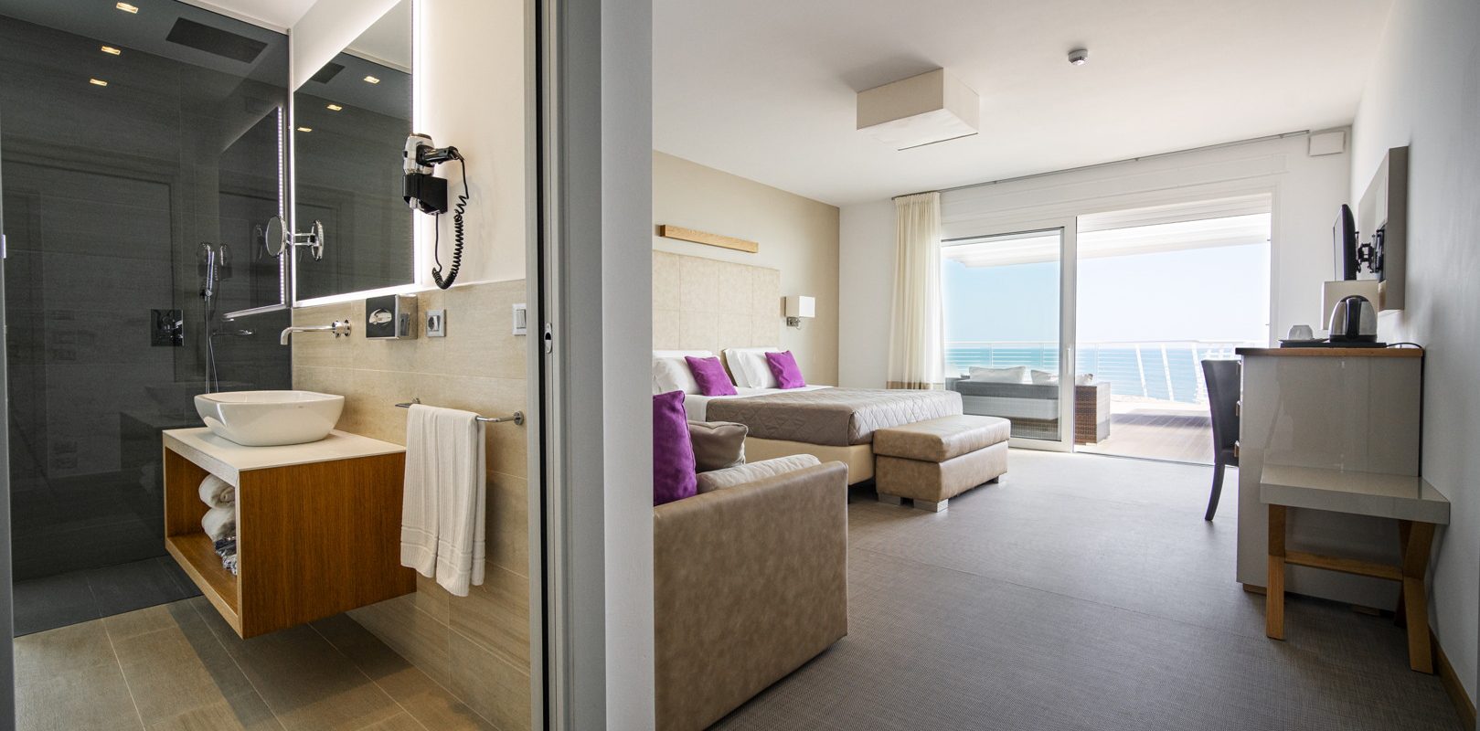 Hotel Le Soleil-Deluxe soba sa djakuzijem.jpg