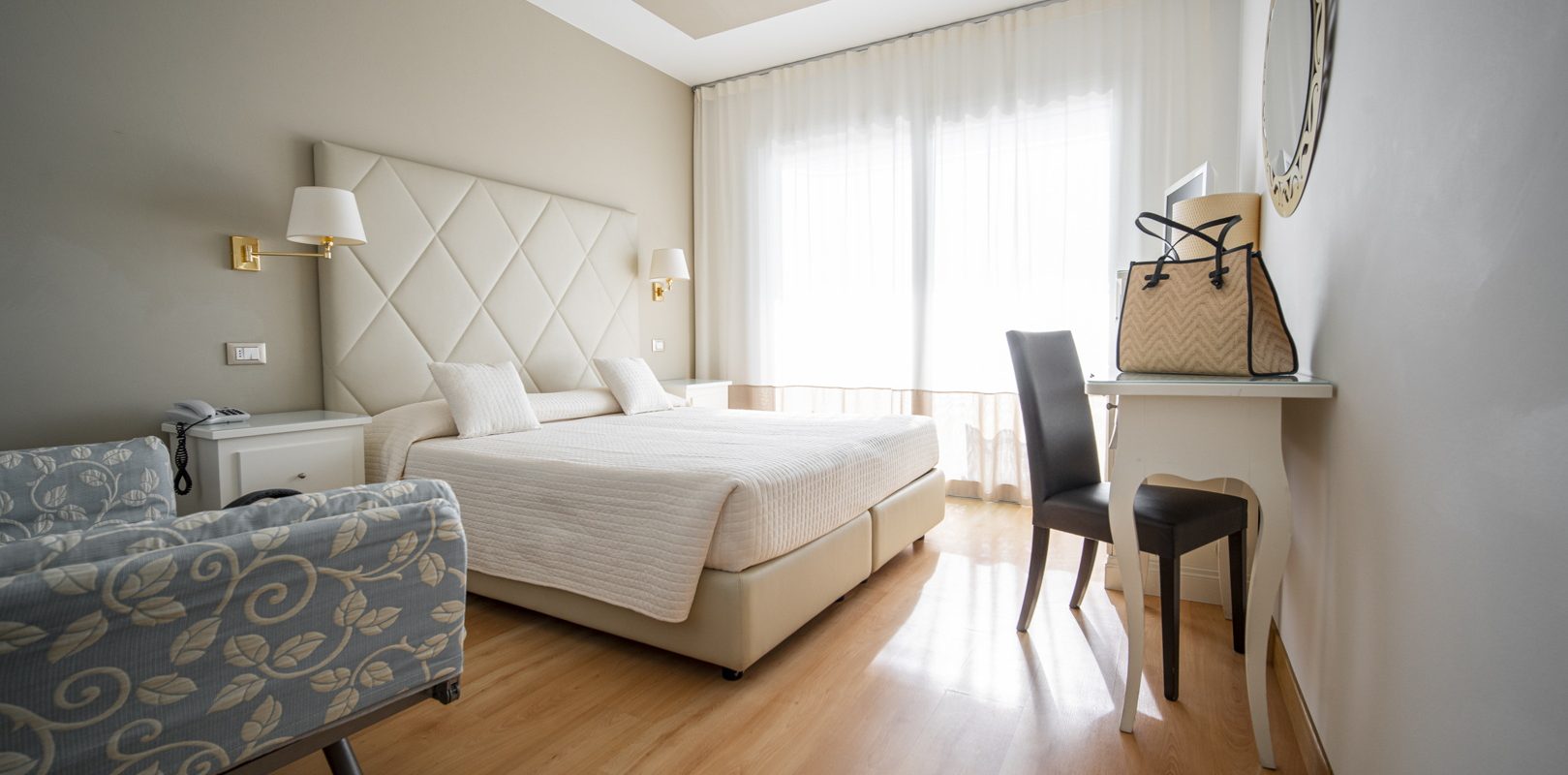 Le Soleil Hotel-Comfort soba pogled more.jpg