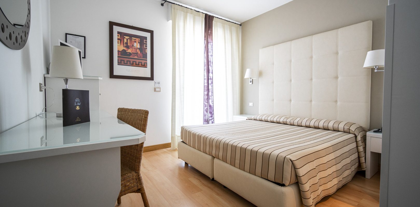 Le Soleil Hotel-Standardna soba delimičan pogled more.jpg