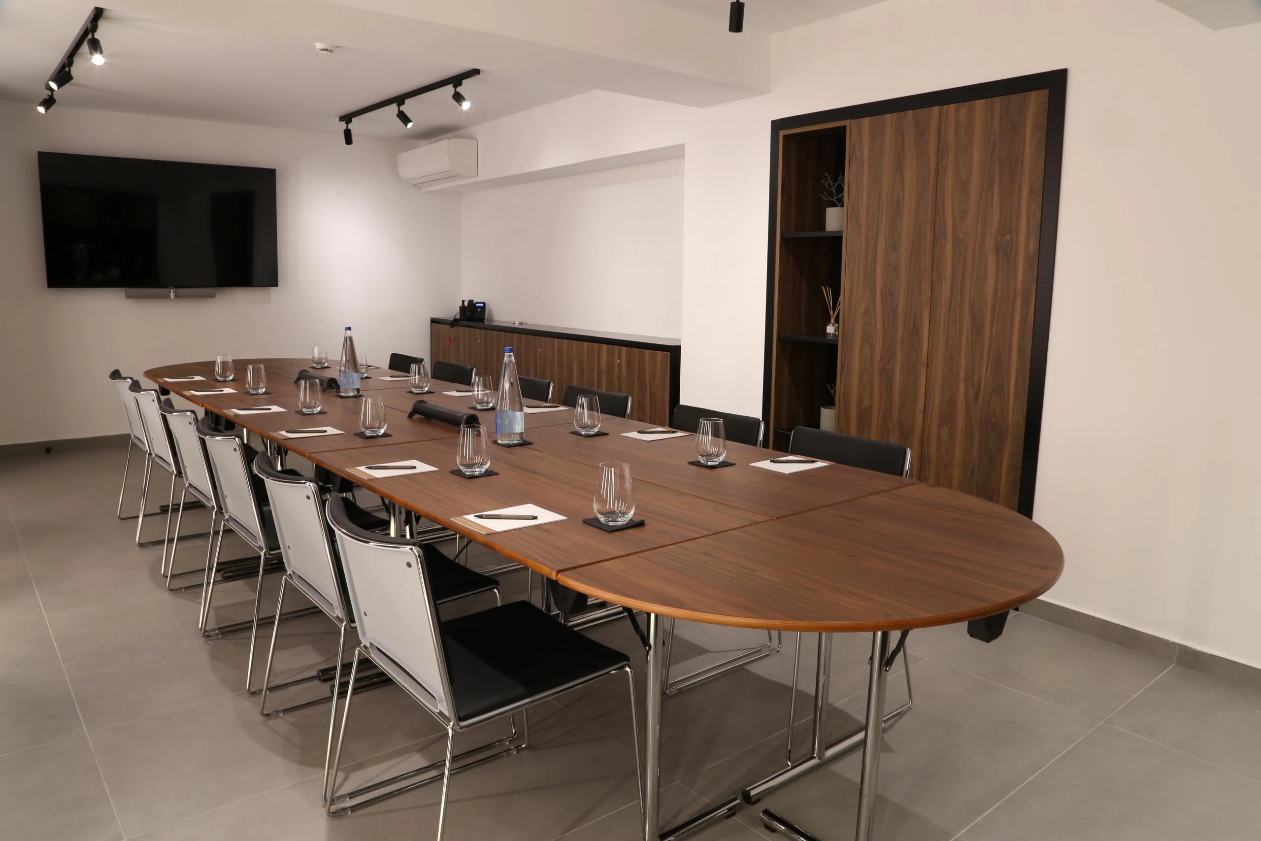 Vanoro-hotel-sala za sastanke.jpg