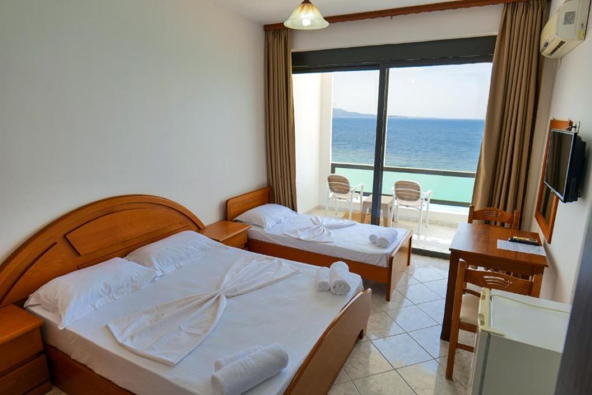 Emblem Hotel-Standardna soba pogled more.jpg