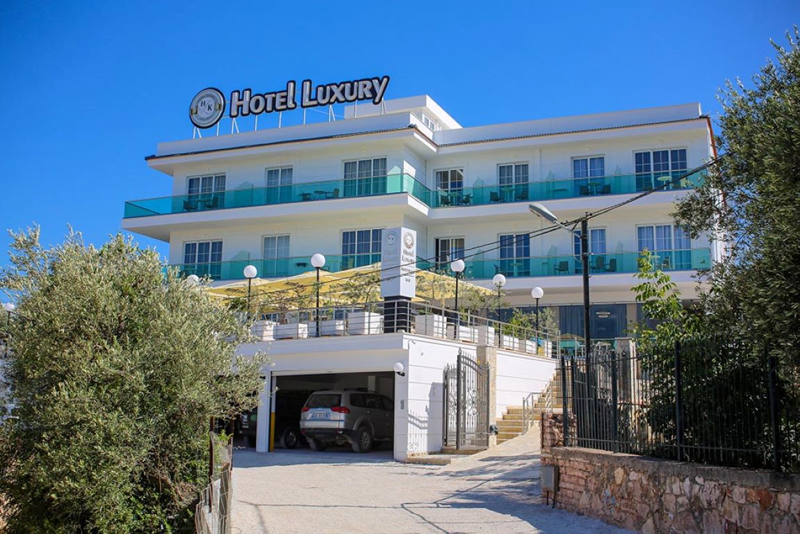 Hotel Luxury-Hotel spolja.jpg