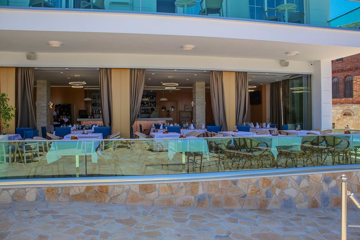 Hotel Luxury-Terasa restorana.jpg
