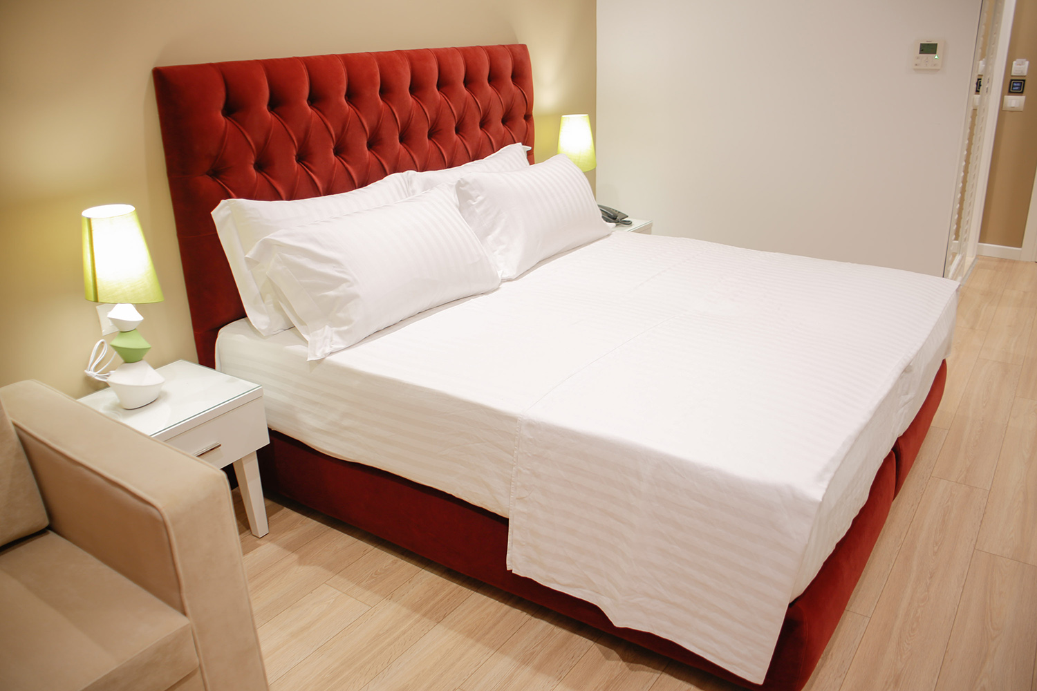 Luxur Hotel-Deluxe soba.jpg