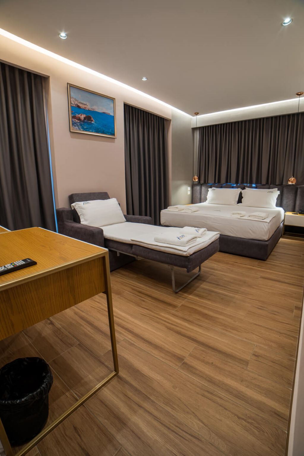 Hotel Area-Deluxe trokrevetna soba.jpg