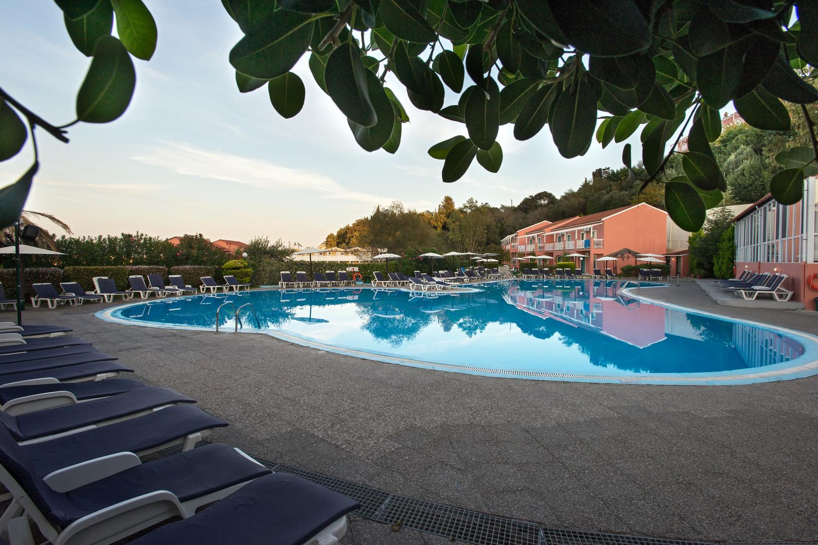 Panorama-sidari-hotel-krf-ležaljke.jpg