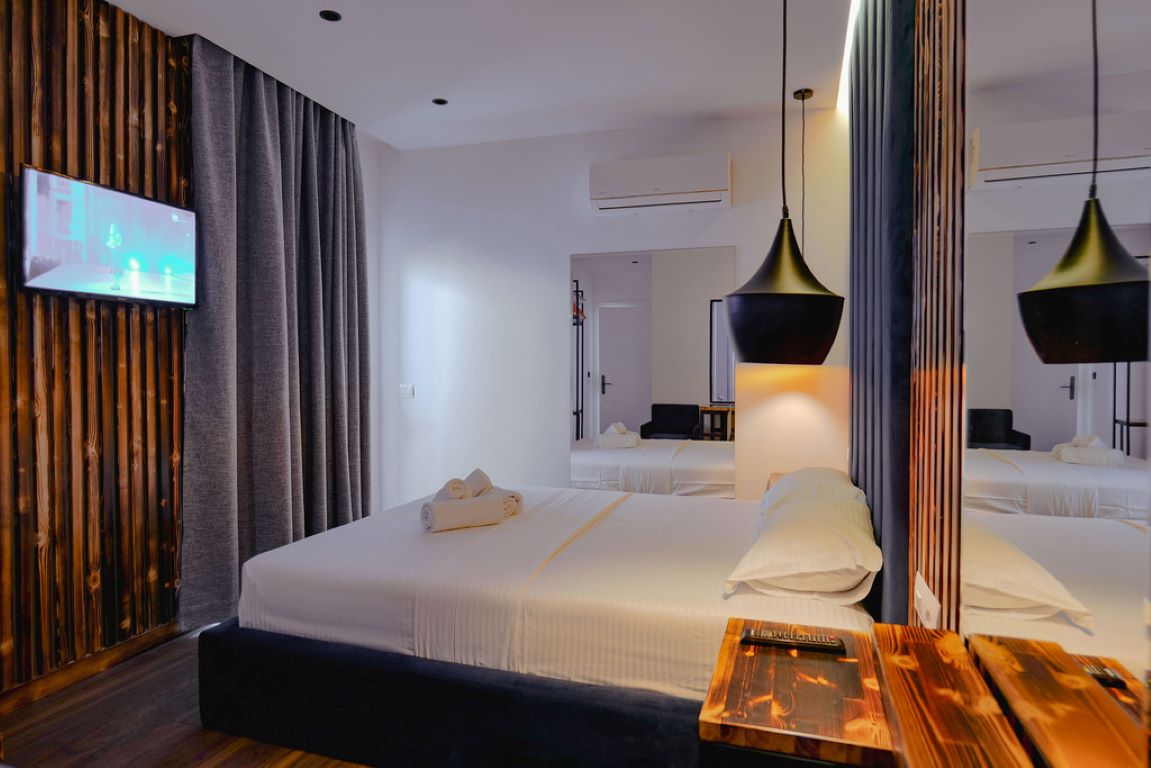 Piramida Hotel-Deluxe soba pogled bazen.jpg