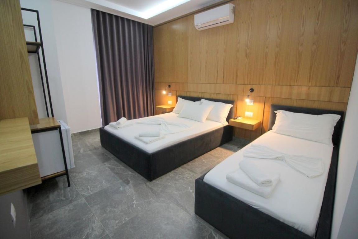 Piramida Hotel-Trokrevetna soba.jpg