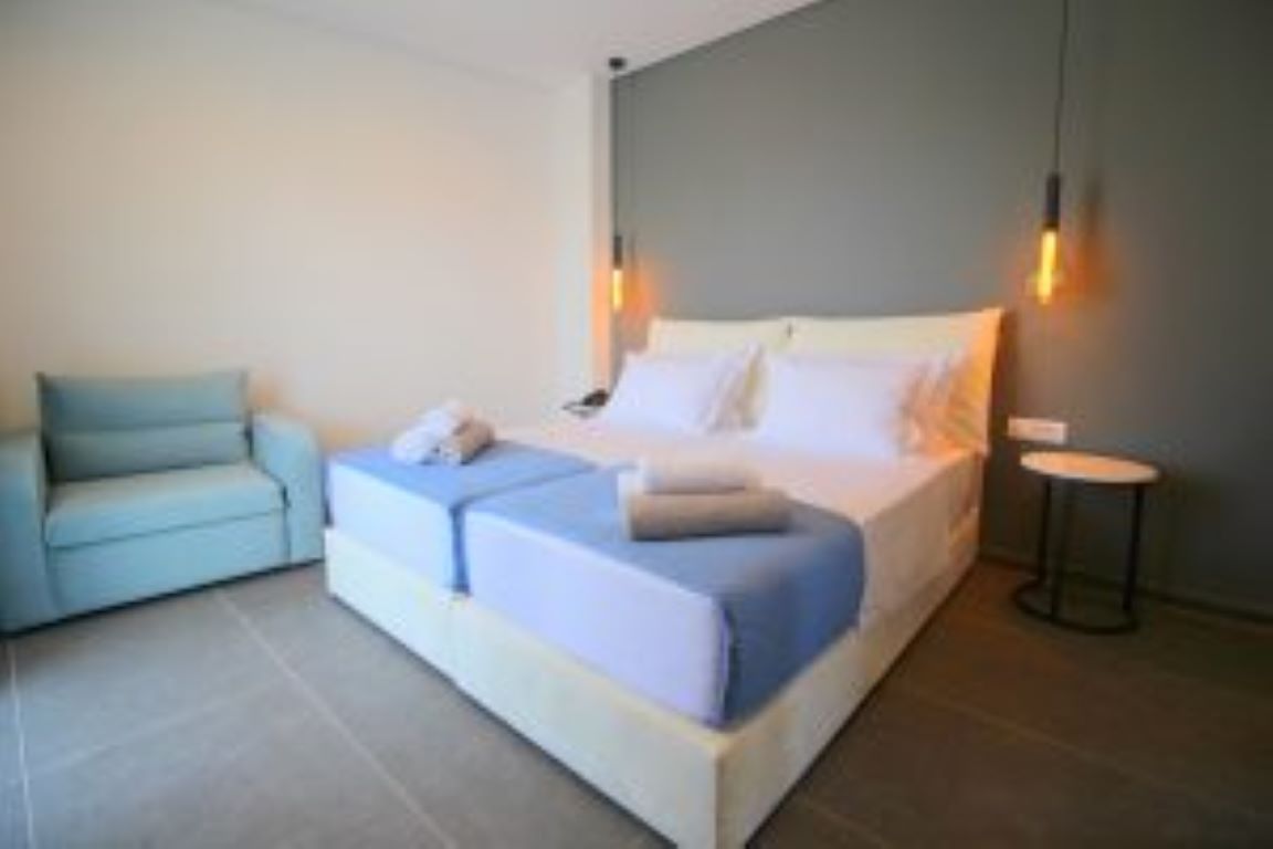Blue Eye Hotel-Standardna soba pomocni lezaj.jpg