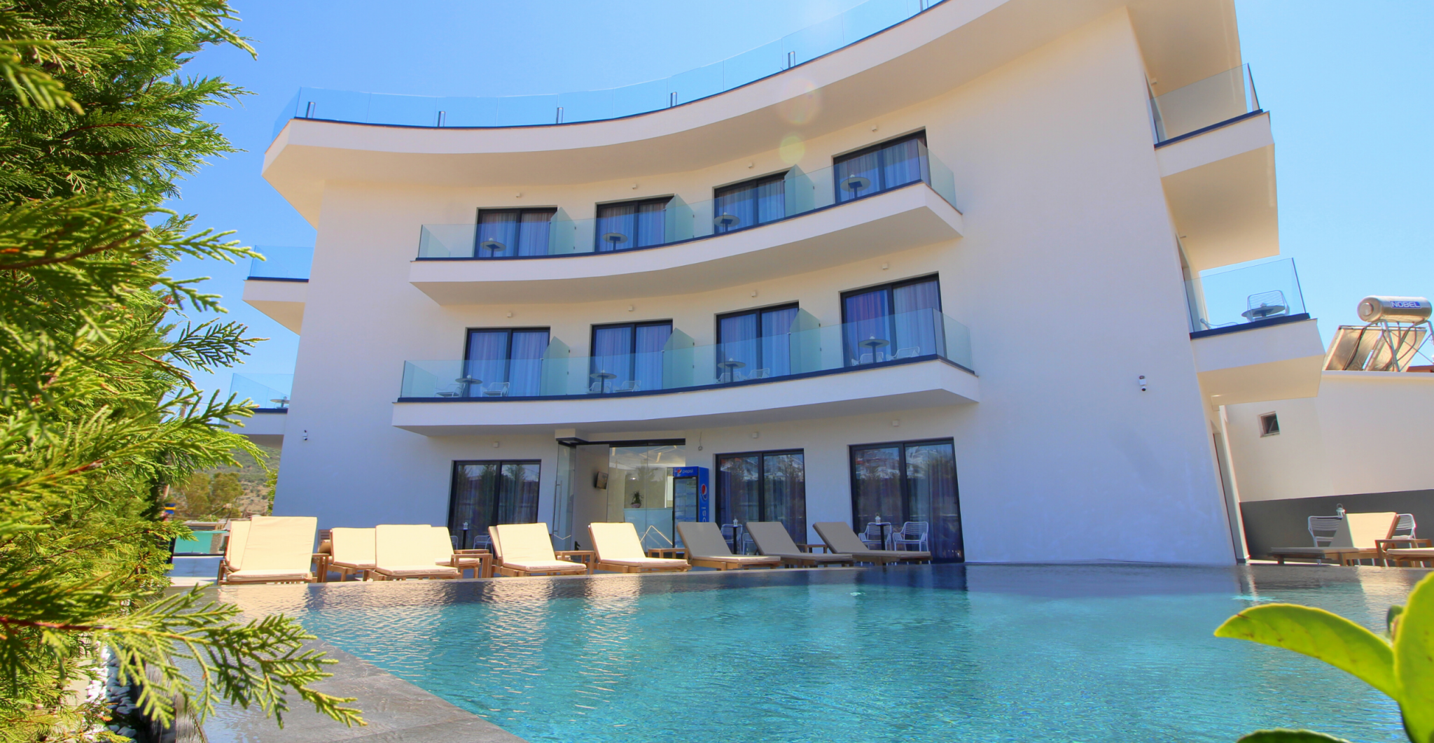 Blue Eye-Hotel spolja.png