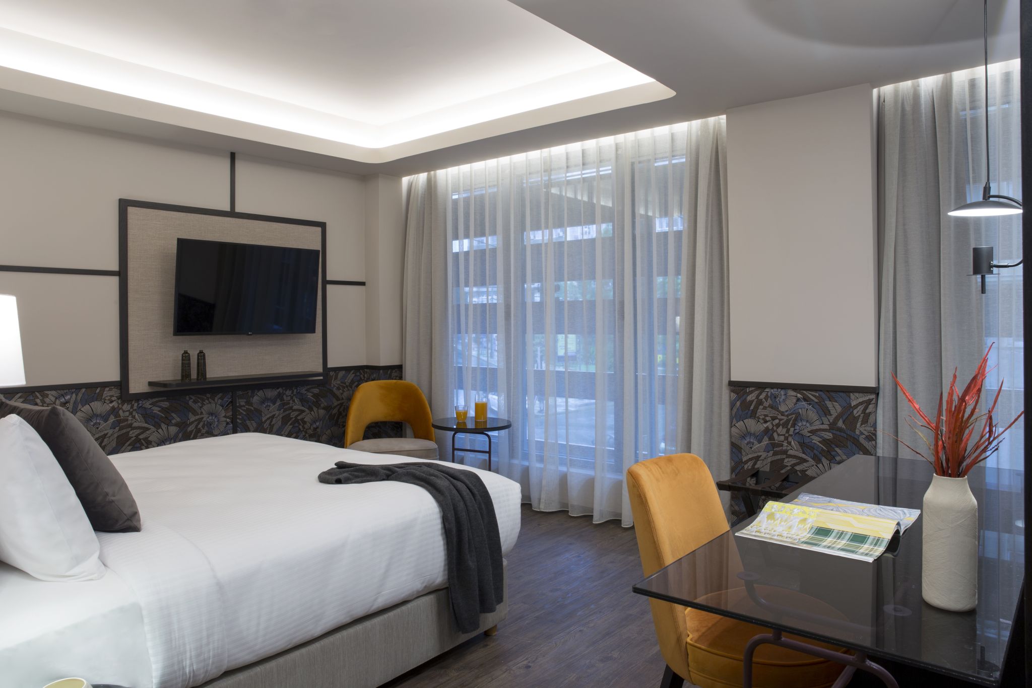Athens Key-hotel-radni sto-krevet.jpg