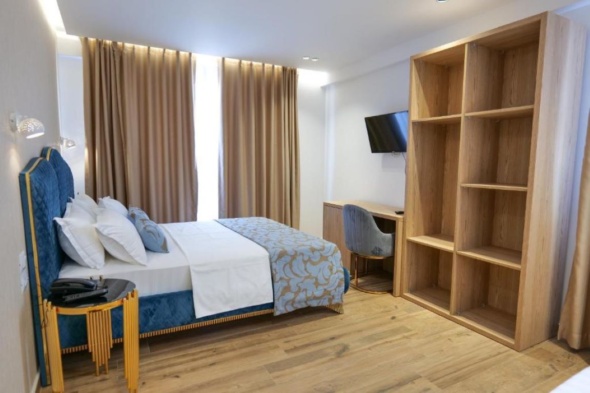 Hotel Bora Bora-Deluxe trokrevetna soba.jpg