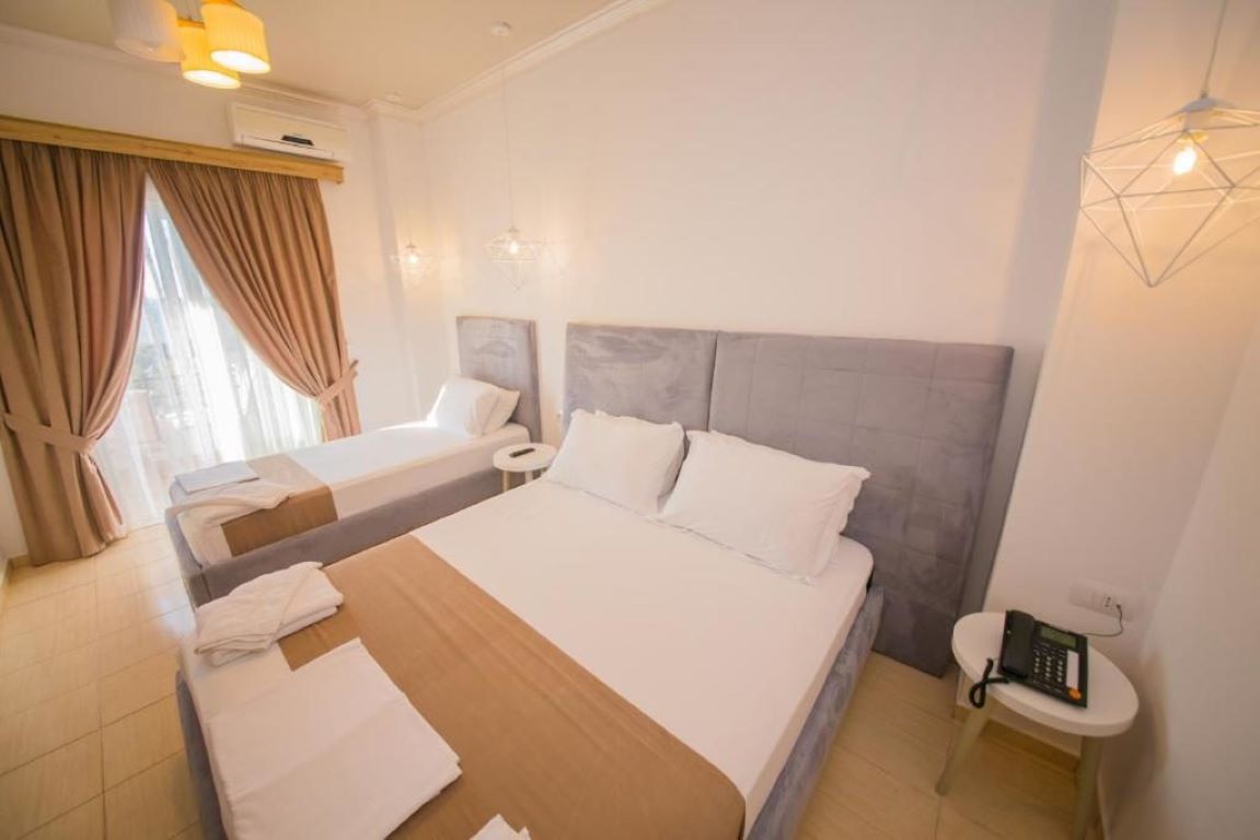 Hotel Murite-Trokrevetna soba balkon.jpg