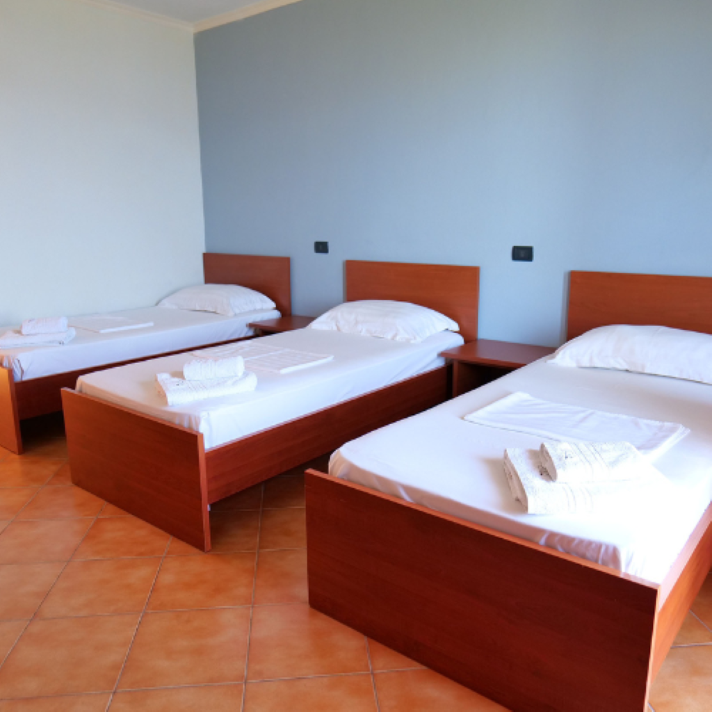Hotel Edva-Trokrevetna soba.png