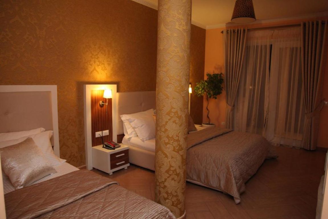 Gold Hotel-Trokrevetna soba.jpg
