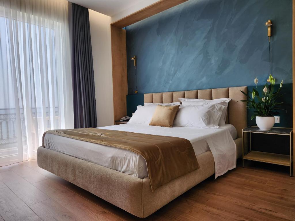 Golde Hotel-Deluxe trokrevetna soba.jpg