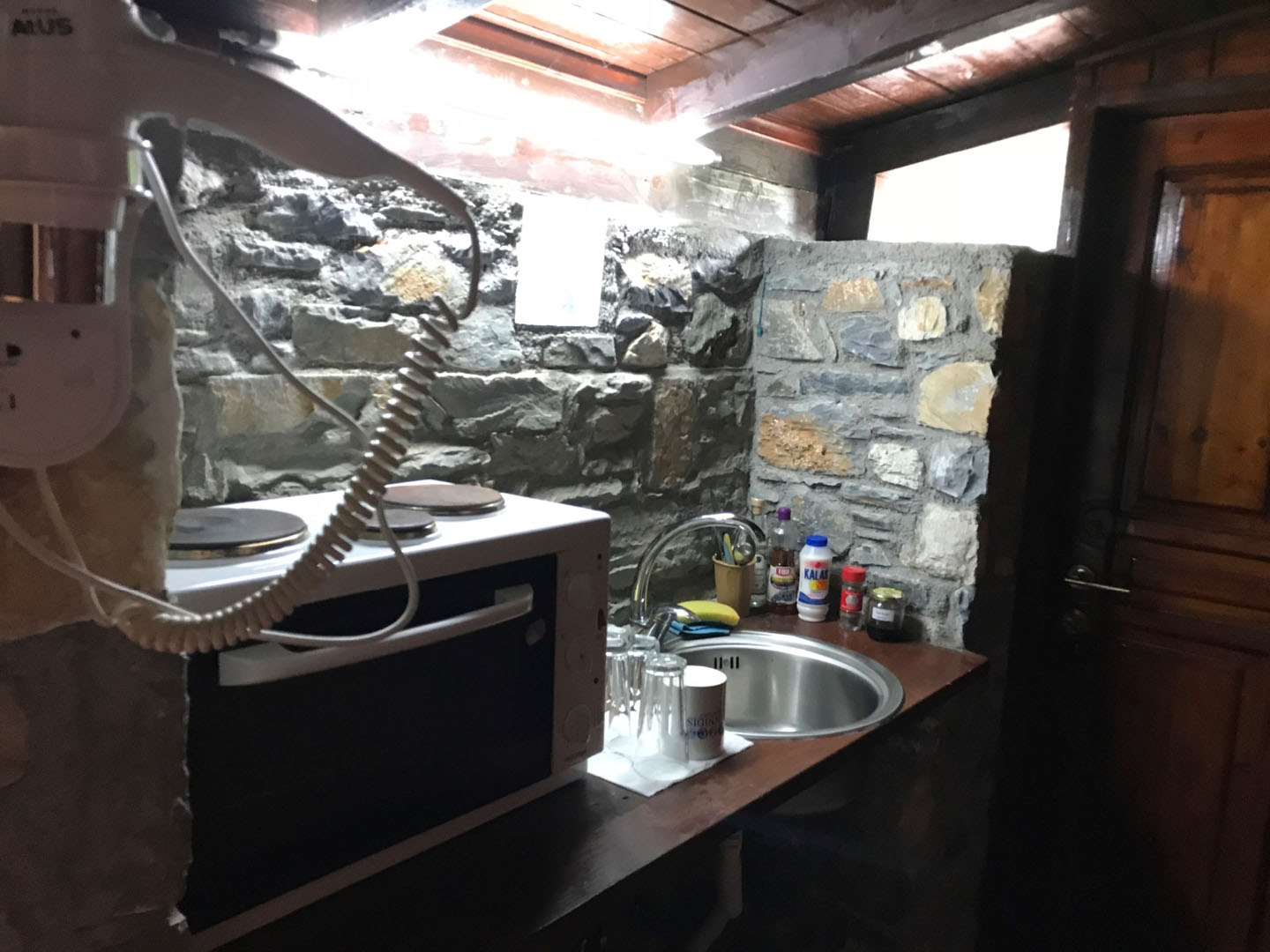 Iris-Guesthouse-drvena-kuća-kuhinja.jpg